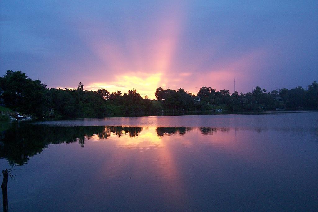 100_1713.JPG - The rays from this sunset were incredible.  These last two shots were taken using a Kodak digital point and shoot.