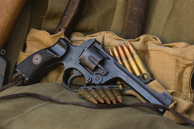 0961.jpg - Closer look at the Webley.