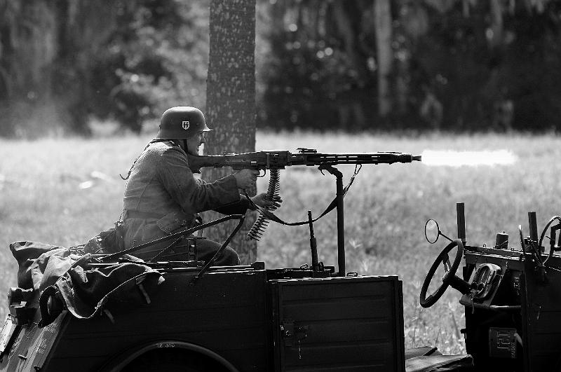 IMGP0664a.JPG - MG-42 mounted on Kubelwagen